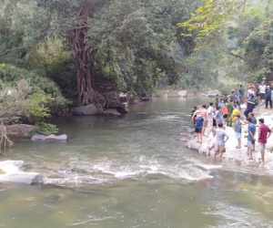 Hai người đàn ông chết đuối thương tâm khi tắm thác