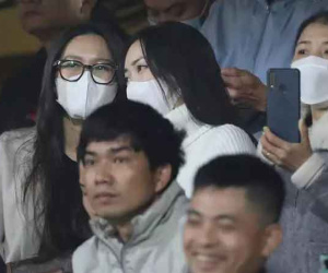 Giật mình diện mạo Hải My khi bị chụp lén đi cổ vũ Văn Hậu