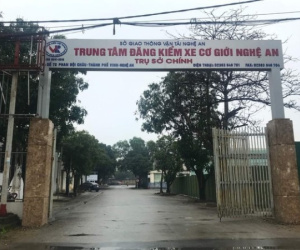 Khám xét nơi làm việc của một Phó giám đốc trung tâm đăng kiểm xe cơ giới
