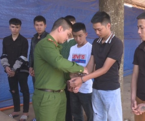 Bực tức chuyện vượt xe, nhóm thanh niên dùng xẻng đánh người gục tại chỗ