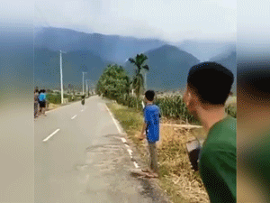 Clip: Xe máy văng xa hàng trăm mét khi 'racing boy' đua xe bị mất lái