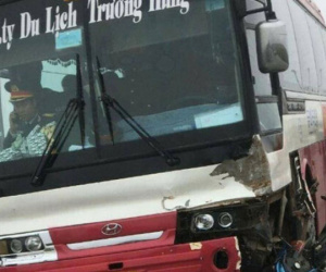 Va chạm với xe ôtô chở tân binh, 2 người đi xe máy tử vong