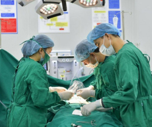 Bé 5 tuổi nguy kịch vì vỡ ruột thừa do cha mẹ chủ quan tưởng rối loạn tiêu hóa