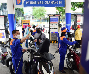 VCCI đề nghị cho doanh nghiệp 'tự quyết' giá bán lẻ xăng dầu