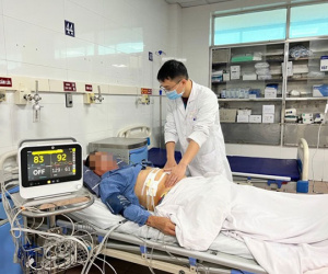 Người đàn ông Hà Nội bị thủng dạ dày vì quan niệm 'dùng thuốc nam lành' mà nhiều người mắc phải