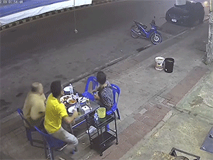 Kinh hoàng xe ô tô mất lái 'cuốn' văng ba người đang ngồi nhậu trên vỉa hè