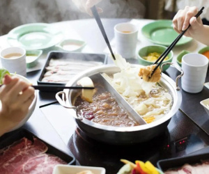 Vì sao uống nước đá khi ăn lẩu là điều tối kỵ?