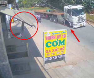 'Hết hồn' với chiếc bánh xe rơi ra khỏi chiếc container suýt va vào hai người đi xe máy