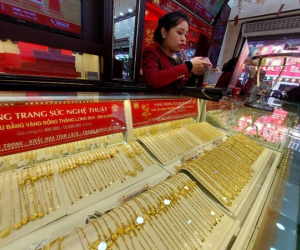 Giá vàng bật tăng gần nửa triệu đồng/lượng