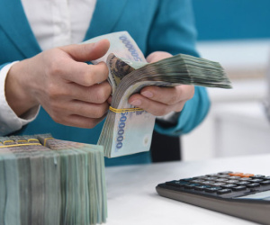 Sếp ngân hàng bắt tay hạ lãi suất và cuộc đua ngầm phía sau