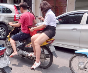Những vụ tai nạn giao thông do mặc váy ngắn, ngồi vắt chân một bên