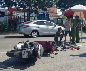 Va chạm với xe máy ngã ra đường, nam sinh bị ô tô tải lao đến cán tử vong
