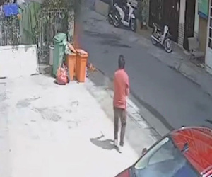 Người đàn ông dùng xăng tự thiêu trước cửa nhà