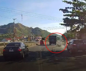[Clip] Điều tra vụ xe biển đỏ gây tai nạn rồi bỏ chạy