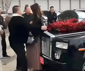 Choáng với cảnh người phụ nữ chặn xe hoa đón dâu của chồng cũ, nghe những lời tuyên bố của cô dân tình ngao ngán: 'Đáng đời bị bỏ!'