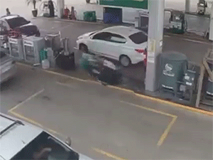 Hỏa hoạn ở cây xăng và phản ứng của nhân viên khiến nhiều người tranh cãi