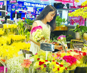 Hoa tươi, áo cặp, sô cô la… đắt hàng dịp 14-2