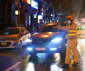 Kiểm tra nồng độ cồn tới khuya ở Hà Nội, tài xế vi phạm hết đường né
