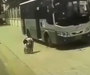 Clip: Xe đưa đón cán tử vong học sinh lớp 3 ngay khi đến trường