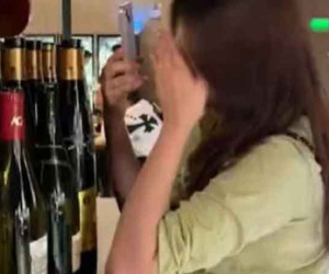 Bạn thân 25 năm làm nghề bán trứng gà, cô gái sửng sốt khi biết thực ra bạn là phó chủ tịch