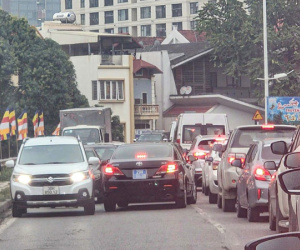 Cảnh sát triệu tập tài xế xe biển xanh lấn làn trên phố Hà Nội