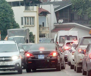 Xe biển xanh của Thành uỷ Hà Nội đi lấn làn bị công an xử phạt