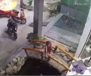 Bi kịch từ sự chủ quan để trẻ nhỏ tự chơi gần hồ cá koi