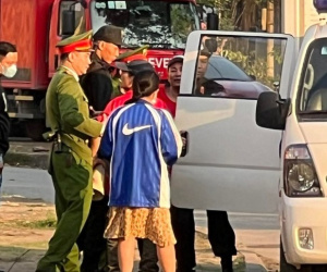 Giấu pháo sáng trong người, CĐV Hải Phòng bị đưa lên đồn công an