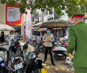 Xử lý nhân viên không phát vé trông xe, thu tiền gấp đôi ở chợ Đồng Xuân