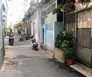 Clip: Đôi nam nữ áp sát giật dây chuyền một phụ nữ đứng trước cửa nhà
