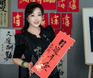 'Nữ hoàng Võ Tắc Thiên' livestream bán tác phẩm thư pháp