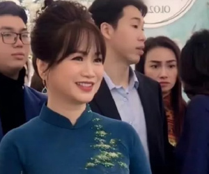 Phát sốt bà mẹ quá trẻ đẹp, chiếm sóng đám cưới con trai