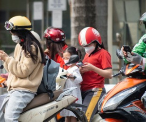 Giết thời gian hay 'nghiện' điện thoại khi dừng chờ đèn đỏ?