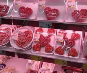 Quầy thịt trong siêu thị cũng biết làm 'đau lòng FA' khi Valentine gần đến