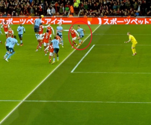 Trưởng ban trọng tài Premier League họp khẩn vì VAR