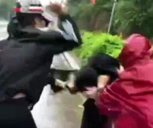 Khởi tố nhóm nữ sinh đánh người giao hàng đến nhập viện rồi quay clip