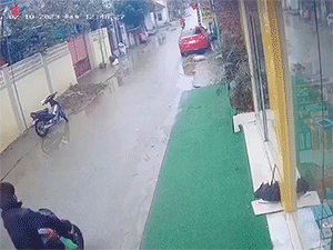 Mặc áo mưa khi bồng con ngồi sau xe chồng, cả gia đình lãnh hậu quả đau thương