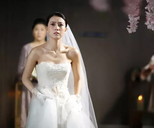 Ngày cưới, vợ trẻ chết lặng nhìn người phụ nữ cùng bé gái đột ngột xuất hiện giữa hôn trường
