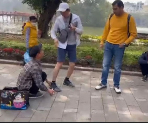 Tự ý gắn keo vào giày du khách ở hồ Gươm, người đàn ông bị phạt 2 triệu đồng