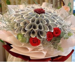 Tặng người thương những bó 'hoa tiền', coi chừng vi phạm pháp luật