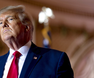 Ông Trump dùng tài liệu có chữ mật 'để che mắt khi ngủ'