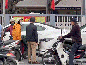 Bị quệt nhẹ nơi dừng đèn đỏ, người phụ nữ vẫn mắng, tát tài xế ô tô dù người này nhẫn nhịn, nhưng nguồn cơn sự việc khiến tất cả bất ngờ