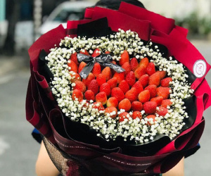 'Nhuộm đỏ' thị trường Valentine, hoa dâu tây giá bạc triệu vẫn đắt khách