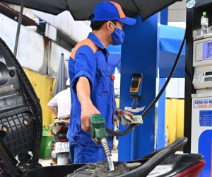 Vì sao được dự báo giảm, giá xăng lại bất ngờ bật tăng?