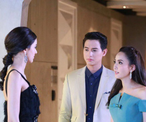 Choáng vì gặp chồng ôm eo gái lạ vào nhà nghỉ để... chữa bệnh