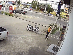 Sửa biển hiệu trên chiếc thang gấp, nam thanh niên có pha 'hạ cánh' kinh hoàng dù có đồng nghiệp hỗ trợ