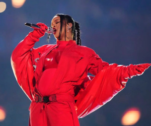 Rihanna nhận cát-xê 0 đồng khi vác bụng bầu đi diễn tại Super Bowl