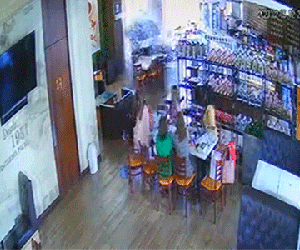 Đi cà phê chill cũng 'dính đạn': Khách ngồi trong quán suýt bị xe điên tông trúng khi đang gặp mặt bạn thân