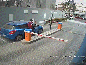 Clip: Tài xế quên về số khi qua trạm soát vé khiến cả người cả xe gặp họa đau đớn