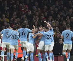 Arsenal phạm sai lầm đáng trách, dâng ngôi đầu cho Man City